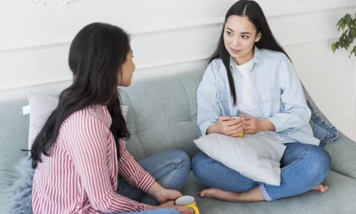 amigos-relajados-hablando-mientras-sentado-sofa-min_11zon