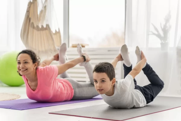 entrenamiento-nino-mujer-tiro-completo-min_11zon