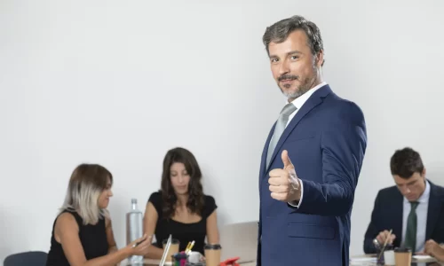 hombre-negocios-que-muestra-pulgares-arriba-min_11zon