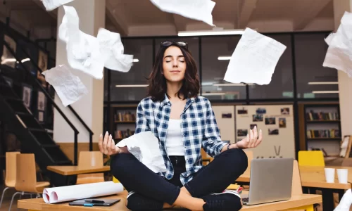 joven-mujer-morena-muy-alegre-meditando-sobre-mesa-rodean-cosas-trabajo-papeles-voladores-estado-animo-alegre-tomar-descanso-trabajar-estudiar-relajarse-emociones-verdaderas-min_11zon