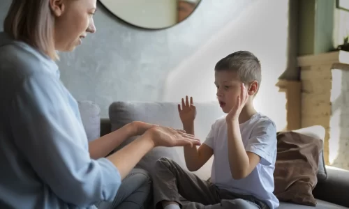 madre-cuidando-su-hijo-autista-casa-min