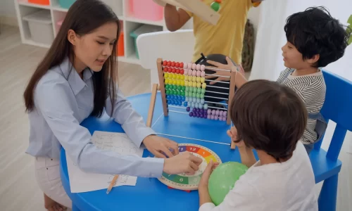 maestra-preescolar-ninos-estudian-aula-jardin-infantes-regreso-escuela-min_11zon