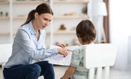 metodos-modernos-diagnostico-psicologico-ninos-psicologa-profesional-que-muestra-imagen-min