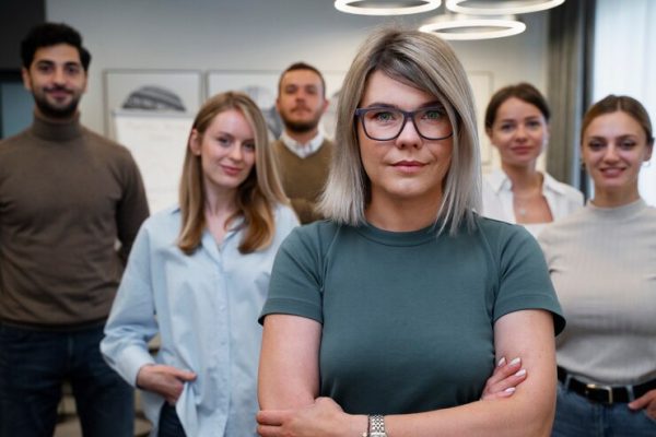 mujer-negocios-empoderada-que-trabaja-ciudad_23-2149589095