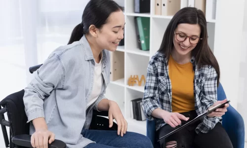 tiro-completo-mujeres-trabajando-juntas-min_11zon